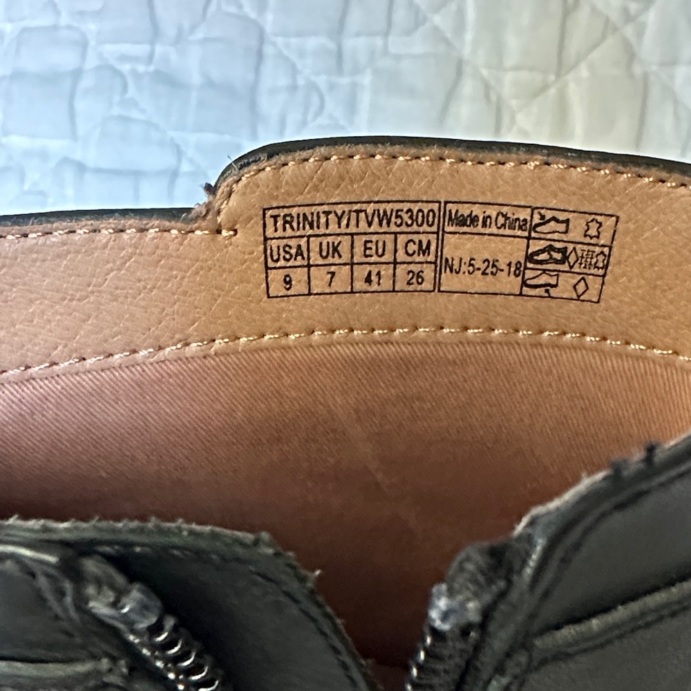 Vionic Black Ankle Boot Size 9 - image 5